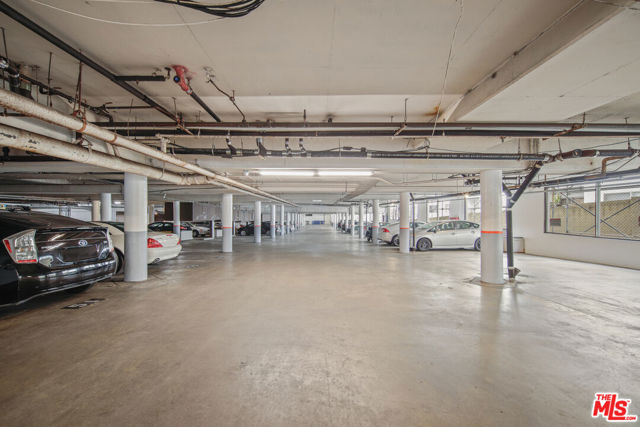 960 Larrabee Street, West Hollywood CA: https://media.crmls.org/mediaz/ea33c8c3-61d0-4503-8145-d05bb9d16e86.jpg
