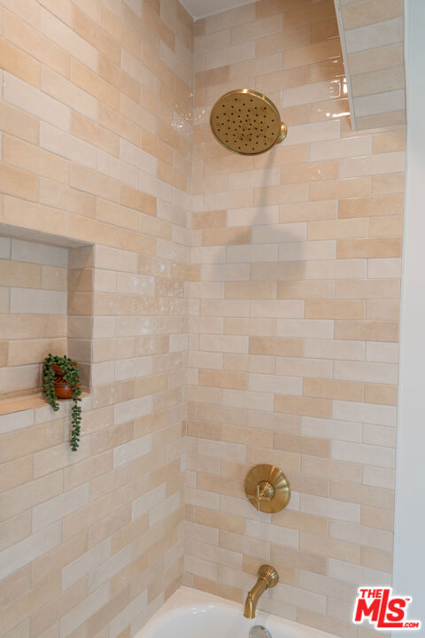 5200 S St Andrews Place, Los Angeles CA: https://media.crmls.org/mediaz/ea33d65f-3ee5-461f-81fa-890c7114d2b4.jpg