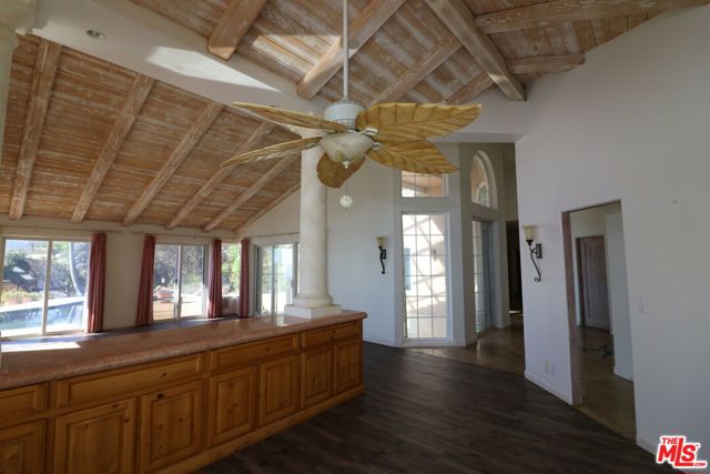 20776 Big Rock Drive, Malibu CA: https://media.crmls.org/mediaz/ea3419c4-cccc-4817-af81-47204ca1d3e5.jpg