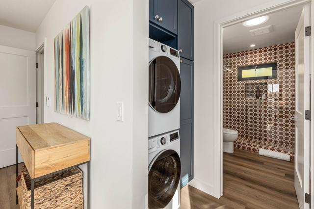 Detail Gallery Image 10 of 39 For 2087 via Ladeta, La Jolla,  CA 92037 - 2 Beds | 2 Baths