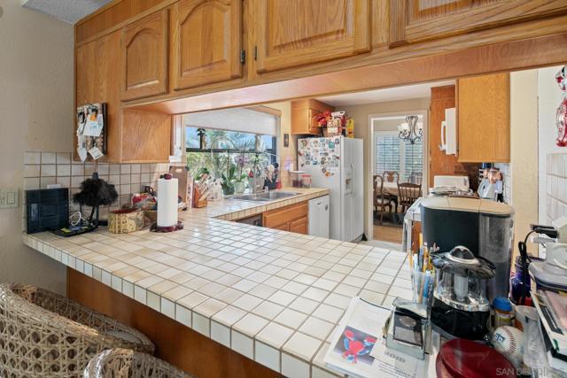 1705 Hawk View Dr, Encinitas CA: https://media.crmls.org/mediaz/ea3682c1-7f85-4279-a2be-cf22481d2e1f.jpg
