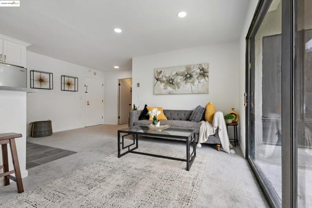 5 Admiral Dr, Emeryville CA: https://media.crmls.org/mediaz/ea36a1af-91b5-4882-854c-72350ce8024c.jpg