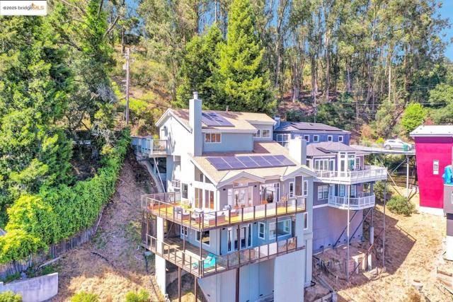 7075 Elverton Dr, Oakland CA: https://media.crmls.org/mediaz/ea36dc80-502a-4410-9606-53a16cc030ae.jpg