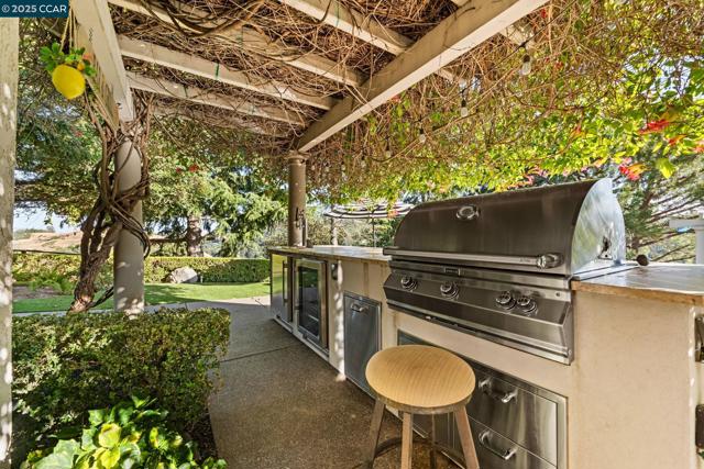 4860 Venner Rd, Martinez CA: https://media.crmls.org/mediaz/ea374343-5105-426b-9d83-b6a35c00af31.jpg