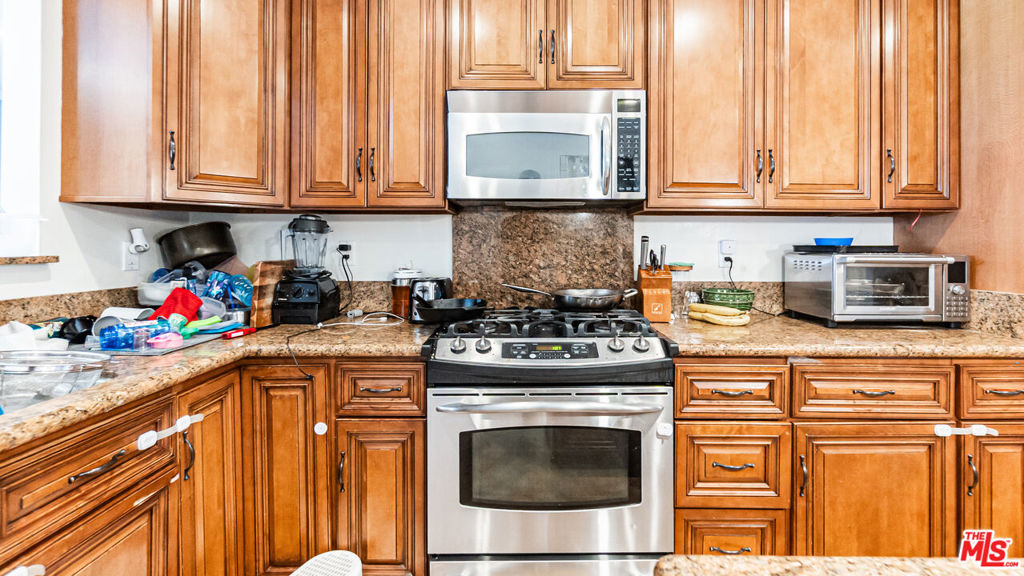https://media.crmls.org/mediaz/ea377c60-b182-4c98-b651-8563a02176bd.jpg?preset=X-Large