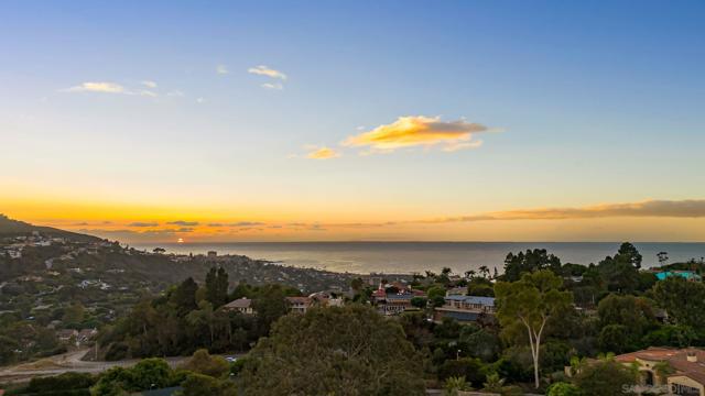 7835 La Jolla Vista Drive, La Jolla CA: https://media.crmls.org/mediaz/ea3905fa-9a2a-41bb-b2f4-30cc9f3b27de.jpg