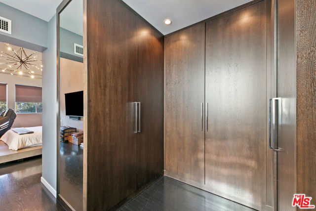 1430 Abbot Kinney Boulevard, Venice CA: https://media.crmls.org/mediaz/ea3ad6c1-1eff-4aa4-a024-46851aea1990.jpg