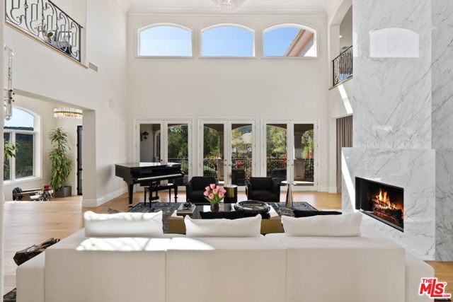 23593 Park South Street, Calabasas CA: https://media.crmls.org/mediaz/ea3b4a2b-22d0-4bf5-8f90-f86677cc3705.jpg
