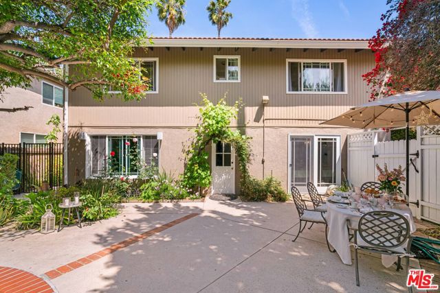 4963 Haskell Avenue, Encino CA: https://media.crmls.org/mediaz/ea3c086d-dd65-49f6-979d-c4e00e15c16c.jpg