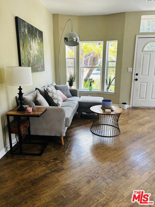 121 Navajo Lane, Topanga CA: https://media.crmls.org/mediaz/ea3c6dfd-92e4-4720-9ed2-ba4db237a1d6.jpg