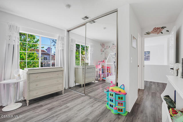 4365 Oak Glen Street, Calabasas CA: https://media.crmls.org/mediaz/ea3c6eaa-ece1-461b-9d43-46962ed90c70.jpg