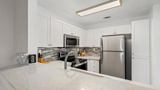 Detail Gallery Image 3 of 29 For 1074 Merrill Cir, Hemet,  CA 92545 - 2 Beds | 2 Baths