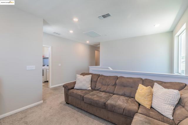 144 Scott Creek Way, Brentwood CA: https://media.crmls.org/mediaz/ea3c91b0-a900-4888-9790-ebe432376bbd.jpg