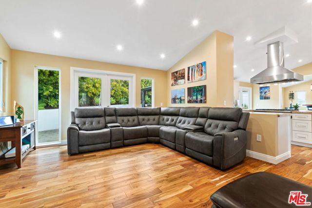 436 Levering Avenue, Los Angeles CA: https://media.crmls.org/mediaz/ea3e8627-bfe2-4d51-9884-b3e678f8cb7c.jpg