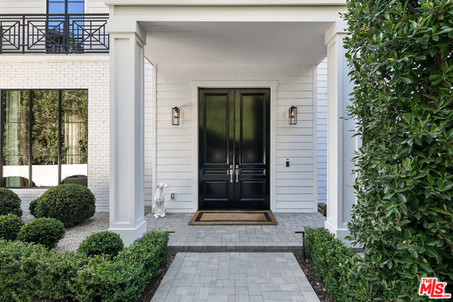 9520 Hidden Valley Road, Beverly Hills CA: https://media.crmls.org/mediaz/ea404af5-12e2-4178-990c-68439ad4435c.jpg