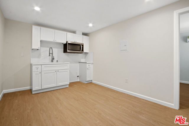2370 Lime Avenue, Long Beach CA: https://media.crmls.org/mediaz/ea40f6fa-17e3-4eaf-a67e-8e32af647936.jpg
