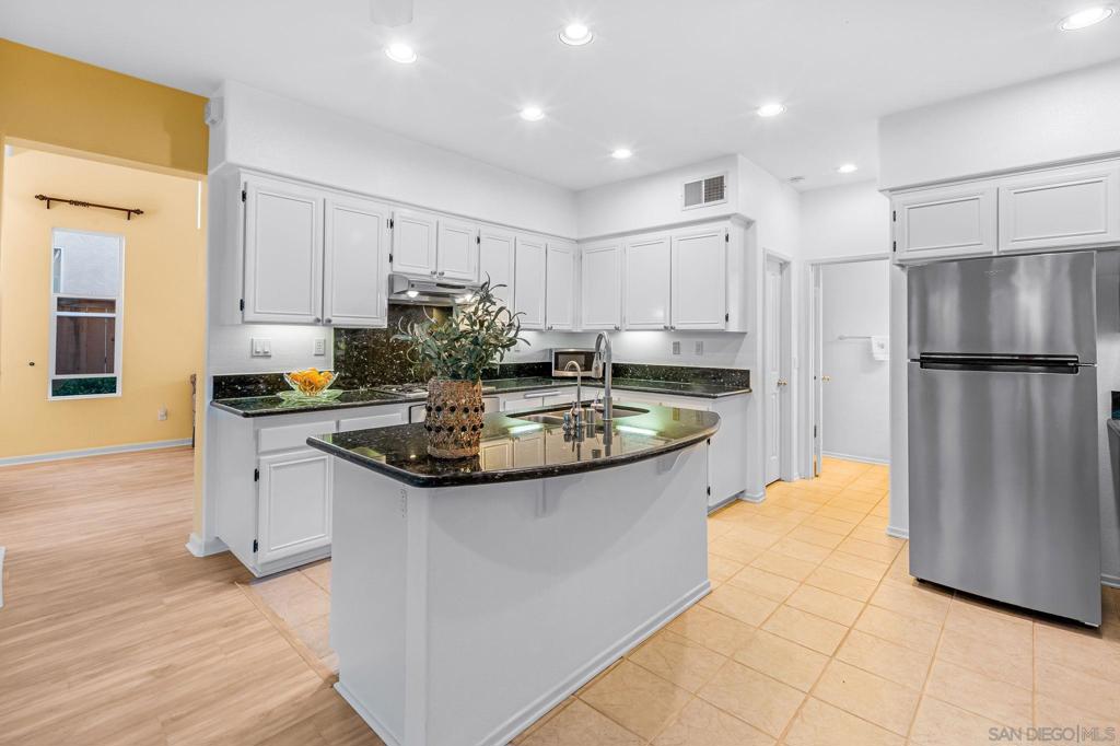 https://media.crmls.org/mediaz/ea41759b-8d34-427a-a300-6726655dbf38.jpg?preset=X-Large