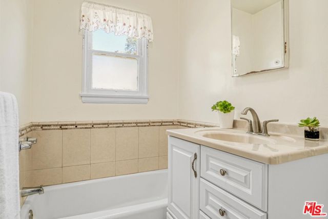 2577 Wellesley Avenue, Los Angeles CA: https://media.crmls.org/mediaz/ea425692-16dd-487c-87f3-194e80b4c4ad.jpg