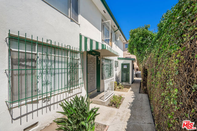 3950 Hillcrest Drive, Los Angeles CA: https://media.crmls.org/mediaz/ea42e487-1e15-4ab2-8b90-479defca6e58.jpg