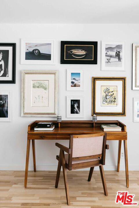 999 N Doheny Drive, West Hollywood CA: https://media.crmls.org/mediaz/ea443887-8e44-4da8-ba11-79d2f76cfcc9.jpg