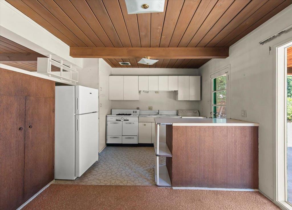 https://media.crmls.org/mediaz/ea449b6a-d918-47a8-865f-879520a2a55b.jpg?preset=X-Large