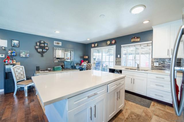 1260 Finch Pl, Chula Vista CA: https://media.crmls.org/mediaz/ea47b701-a6a2-4dfd-8b05-279200123222.jpg