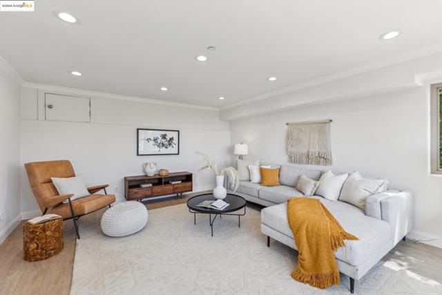 530 Gravatt Dr, Berkeley CA: https://media.crmls.org/mediaz/ea47fc53-f507-4fb0-8cfb-4aca3de67992.jpg