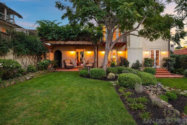 7725 Whitefield Pl, La Jolla CA: https://media.crmls.org/mediaz/ea4b38be-ee96-4baf-882b-8915c36b4280.jpg