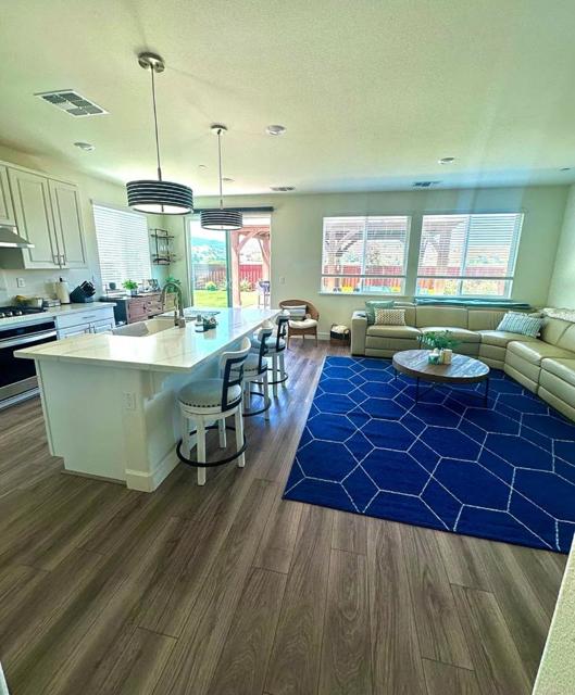 688 Sacramento Way, Hollister CA: https://media.crmls.org/mediaz/ea4b93fb-8ed5-4d11-a676-96af740bb239.jpg