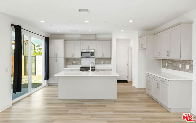 13889 Bell Way, Fontana CA: https://media.crmls.org/mediaz/ea4ba655-410f-4afb-9ef4-37580994b4cf.jpg