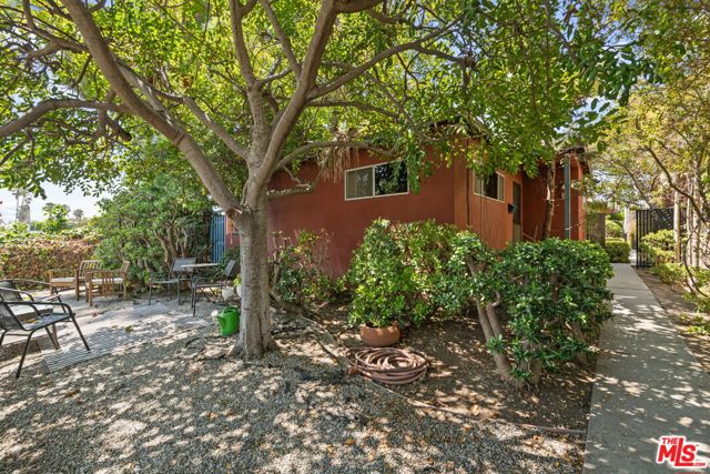 1338 19th Street, Santa Monica CA: https://media.crmls.org/mediaz/ea4bd8d6-e5ba-45d9-b016-ca0e3b848042.jpg