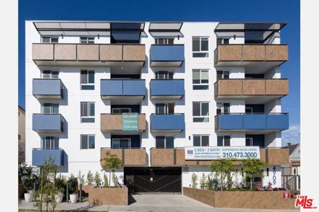 4909 Rosewood Avenue, Los Angeles CA: https://media.crmls.org/mediaz/ea4ca123-5c4b-4260-a429-25a2c8d4e85d.jpg