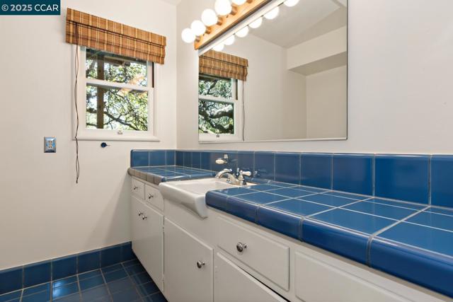 37 La Madronal, Orinda CA: https://media.crmls.org/mediaz/ea4cacd0-4494-427b-89fa-c9227b013cb0.jpg