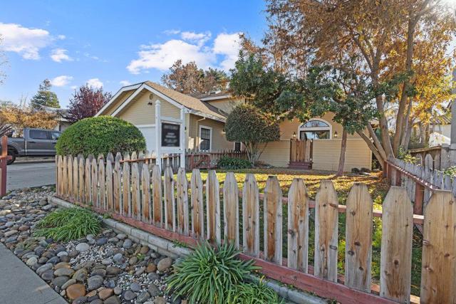 1511 Las Brisas Drive, Hollister CA: https://media.crmls.org/mediaz/ea4d2226-34d4-45ce-bbb6-c839fd74c34c.jpg