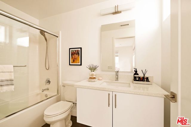 859 Hyperion Avenue, Los Angeles CA: https://media.crmls.org/mediaz/ea4e1359-615e-4581-bb20-fe301c393685.jpg