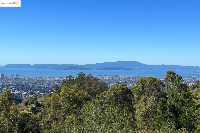 6413 Gwin Ct, Oakland CA: https://media.crmls.org/mediaz/ea4eee3e-f43b-41ef-bd70-74da1408dffe.jpg