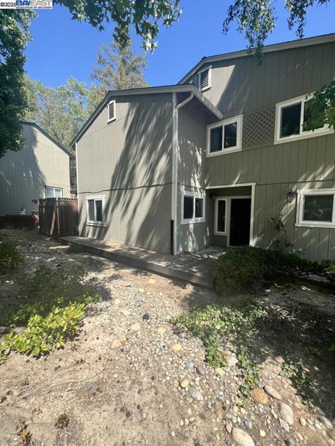 2418 Twinflower Ct, Martinez CA: https://media.crmls.org/mediaz/ea4f0d65-b13f-4be1-96fb-de3477ffab2b.jpg