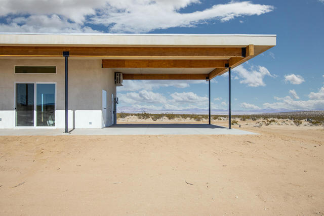 62751 Winters Road, Joshua Tree CA: https://media.crmls.org/mediaz/ea4f22ba-80d1-459f-b95c-3e6fd051a11e.jpg