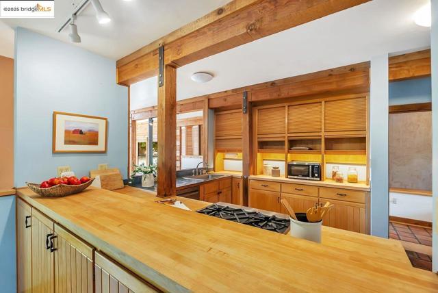 5950 Grizzly Peak Blvd, Oakland CA: https://media.crmls.org/mediaz/ea4f63d9-a282-4eb2-8fcd-496862e325dd.jpg
