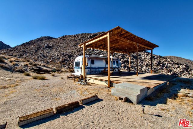 62775 Sullivan Road, Joshua Tree CA: https://media.crmls.org/mediaz/ea4fd5a5-8dc5-479f-ac21-e2859b9cf10b.jpg