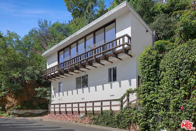 8629 Franklin Avenue, Los Angeles CA: https://media.crmls.org/mediaz/ea5038de-e60e-45e0-ac0a-e5ab3673a5d2.jpg