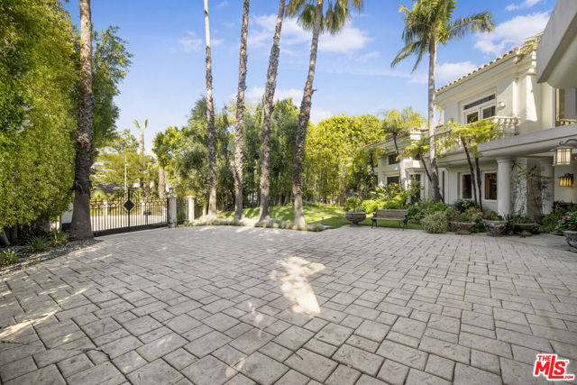4001 Clarinda Drive, Tarzana CA: https://media.crmls.org/mediaz/ea505549-e4c9-417c-a7f7-fb677a51a66b.jpg