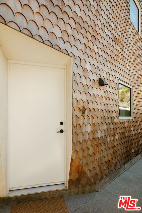 8866 Wonderland Avenue photo 40