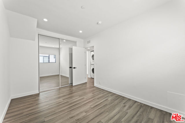 1254 9th Street, Santa Monica CA: https://media.crmls.org/mediaz/ea515b1d-a1a0-47c3-aa43-8068c8e4864d.jpg