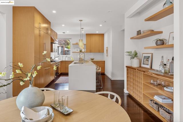 678 Walavista Ave, Oakland CA: https://media.crmls.org/mediaz/ea51a08d-b152-4600-b9be-65ca55c58251.jpg