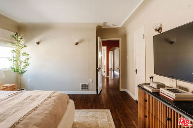 3975 Sutro Avenue, Los Angeles CA: https://media.crmls.org/mediaz/ea51e142-0b62-41b5-a7c2-4bdaa11ceef9.jpg