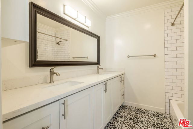 445 S Mansfield Avenue, Los Angeles CA: https://media.crmls.org/mediaz/ea51f54b-3950-415d-bd24-87187a37267a.jpg