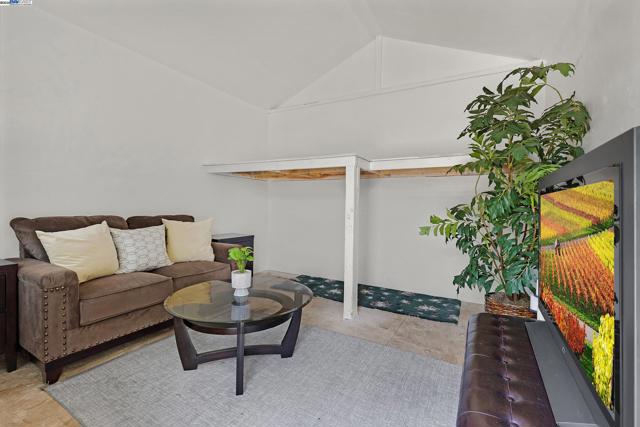 2715 Mosswood Dr, San Jose CA: https://media.crmls.org/mediaz/ea51fed6-e6a8-4c44-84b6-e9f992922dba.jpg