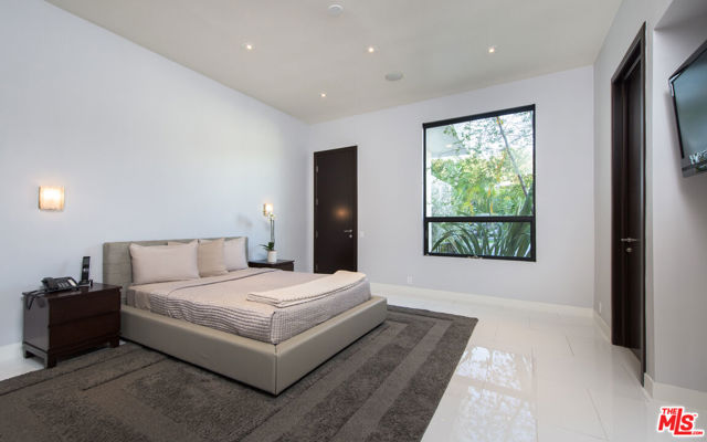 900 N HILLCREST Road, Beverly Hills CA: https://media.crmls.org/mediaz/ea5297f1-9dbf-4be1-95c2-7889f5e22c45.jpg