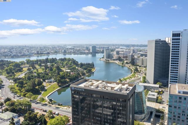 2349 Waverly St, Oakland CA: https://media.crmls.org/mediaz/ea532046-c966-4624-adb0-3fa2d473ea16.jpg
